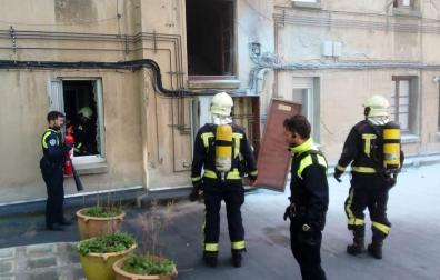 Un incendio obliga a desalojar un bloque de viviendas en Pamplona