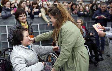 Cientos de admiradores de todas las edades se han acercado este viernes por la tarde hasta la plaza de Baluarte para conseguir un disco firmado por la ganadora de la última edición de 'Operación Triunfo'
