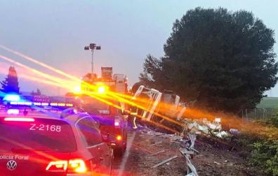 Herido grave un camionero tras salirse de la vía y volcar en la AP-15 en Marcilla