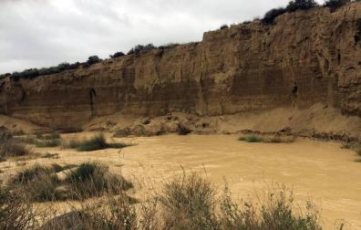 La recta de Arguedas con agua del barranco de Las Limas, cortes en la NA-134 y agua en las Bardenas tras las lluvias del 12 de abril.