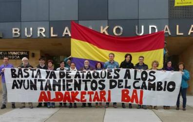 Concejales navarros afirman que la bandera republicana representa la "democracia"