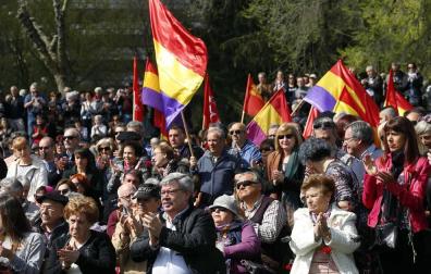 Imágenes del acto celebrado en la Vuelta del Castillo de Pamplona con motivo de la conmemoración de la instauración de la II República.
