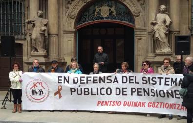 Pensionistas navarros se concentran contra las "migajas" de los Presupuestos