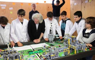 Foto del equipo FSingenium, ultimando su proyecto de cara a Detroit.