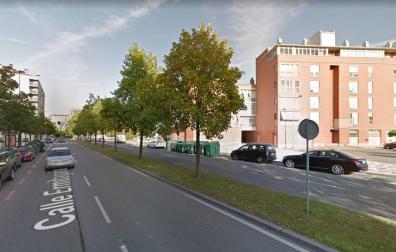 Rompe de un puñetazo el cristal de un vehículo y causa lesiones a su conductora