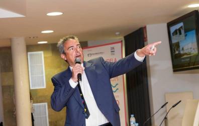 Alrededor de 200 personas asistieron a la primera edición del Tudela Ribera Forum, una iniciativa organizada por Diario de Navarra y Navarra Capital, con el patrocinio de Laboral Kutxa, Gobierno de Navarra y Ayuntamiento de Tudela, que tuvo como objetivo debatir e intercambiar opiniones para buscar el desarrollo de la comarca.