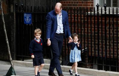 La duquesa de Cambridge da a luz a su tercer hijo, un niño
