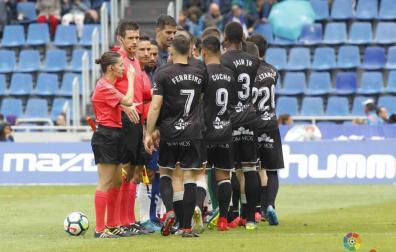 Suspenden 15 minutos el Tenerife-Huesca por agresión a una asistente