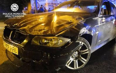 Aparatoso accidente sin heridos en la glorieta de la calle Tajonar