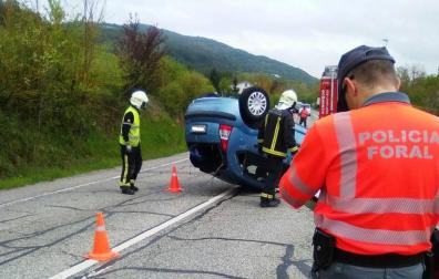 Un herido leve tras volcar su vehículo en Larrasoaña