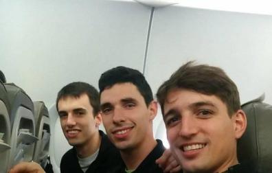 Álvaro Gastón, Xabier Etxeberria y Carlos Chocarro, en el avión.