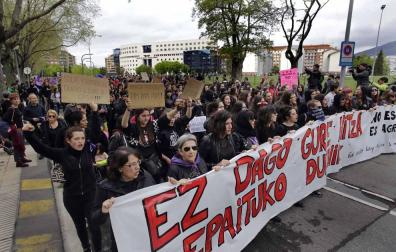 La manifestación ha comenzado a las 12.30 horas en el Palacio de Justicia y la marcha se dirige a la Plaza del Castillo