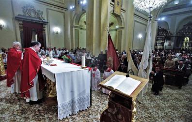 Las cofradías y hermandades portaron sus banderas durante el momento de la consagración en la misa de ayer.
