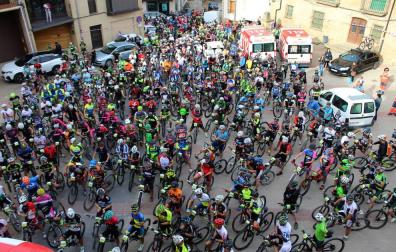 Los 400 participantes de la segunda BTT de Arróniz aplauden tras el minuto de silencio que guardaron en la plaza de los Fueros, antes de salir.