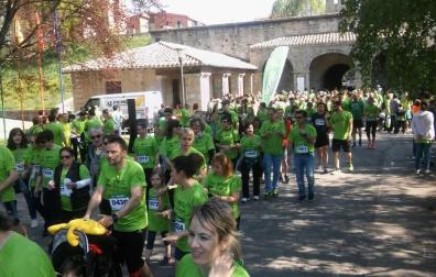 Un sol radiante se une a la V Marcha contra el Cáncer en Pamplona