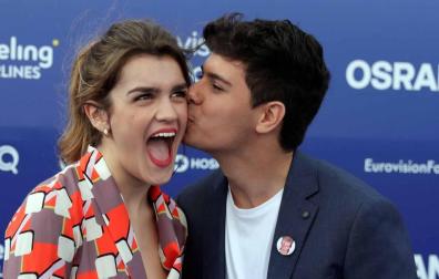 Amaia Romero y Alfred García posan junto a los representantes del resto de países en la alfombra azul que dio este domingo paso a la fiesta eurovisiva el mismo día que realizaron el segundo ensayo general