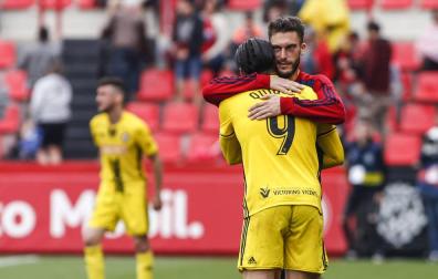 Abrazo entre Roberto Torres y Quique al finalizar el encuentro.