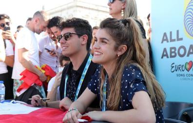 Amaia y Alfred, en un encuentro con la prensa y sus seguidores en Lisboa a un día para Eurovisión.