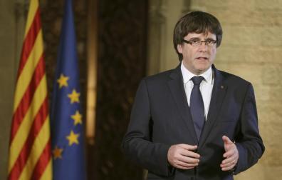 El presidente de la Generalitat, Carles Puigdemont, durante su declaración institucional tras la decisión del Gobierno de aplicar el artículo 155 en Cataluña.