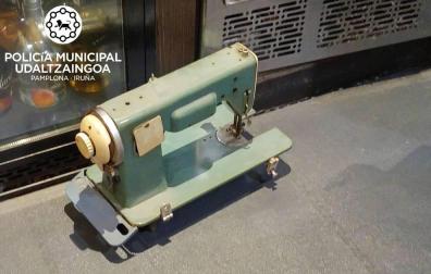 Evacuado al CHN tras caerle una máquina de coser en un bar de Pamplona