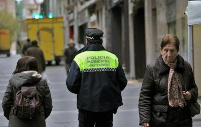 Un agente de Policía Municipal patrulla por la calle Chapitela de Pamplona, en una imagen de archivo.