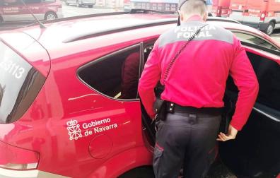 Acuda de recoger el coche de un amigo denunciado pese a tener una orden de detención
