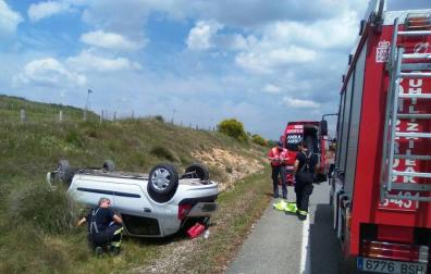 Un herido al volcar su vehículo en Pitillas
