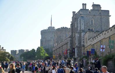 Miles de personas esperan en Windsor al príncipe Enrique y a Meghan Markle