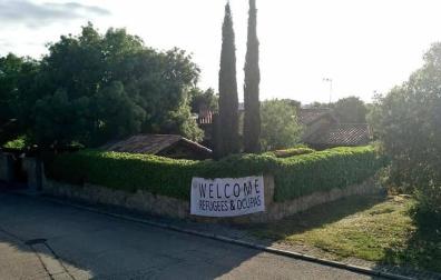Vox cuelga un cartel en el nuevo chalé de Iglesias y Montero invitando a refugiados