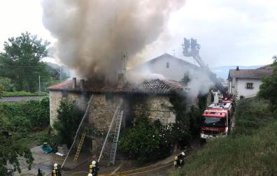 Herida leve una mujer de 52 años en el incendio de su casa en Izurdiaga