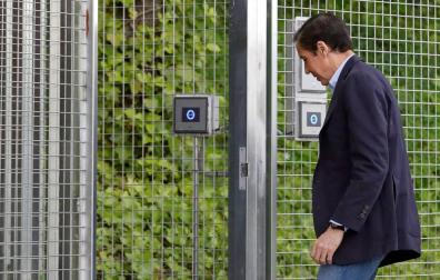Zaplana llega a la Comandancia de la Guardia Civil en Valencia tras finalizar los registros