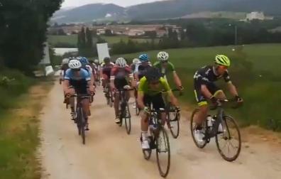 Así ha superado el pelotón de la Vuelta a Navarra el tramo de 'sterrato'