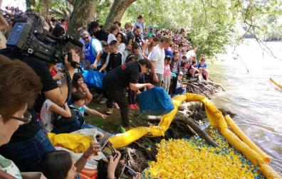 Carrera de patos de goma en el Arga por los enfermos neurodegenerativos