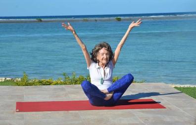 La maestra de yoga más anciana del mundo, a su casi 100 años