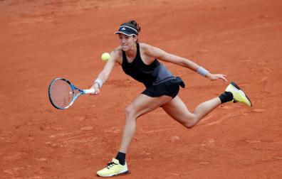 Muguruza apea a Kuznetsova y avanza a segunda ronda, donde se mide con Ferro