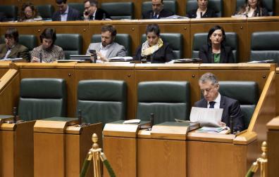 El lehendakari, Íñigo Urkullu, revisa unos papeles al comienzo del primer pleno del año en el Parlamento Vasco.