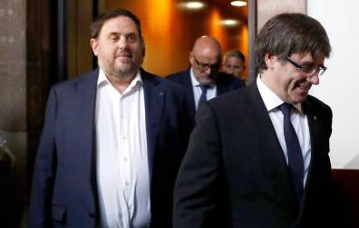 Puigdemont y Junqueras entran al Parlament tras la reunión.