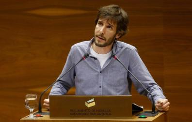 Mikel Buil sustituye a Laura Pérez como portavoz de Podemos en el Parlamento