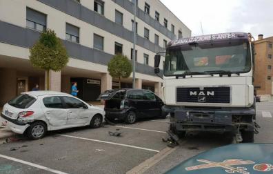 Aparatoso accidente en Mutilva por un camión sin el freno de mano echado
