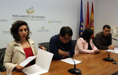 Los críticos se acogen al reglamento para eliminar a Podemos del Parlamento