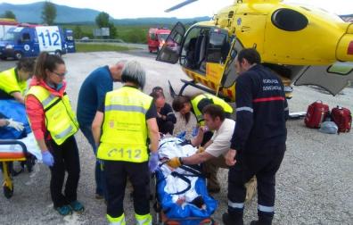 Herido un motorista tras accidentarse y precipitarse 8 metros entre Garralda y Aribe