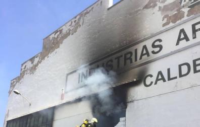 Un herido leve en el incendio de una nave abandonada en Ansoáin