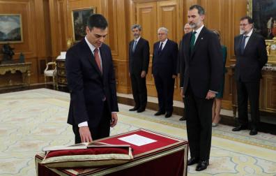 Pedro Sánchez promete su cargo sin símbolos religiosos
