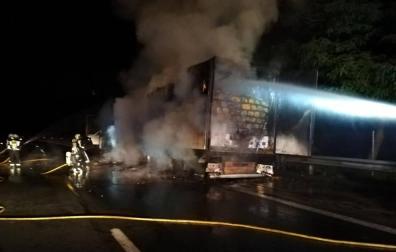 Ileso tras salirse de la vía y arder su camión frigorífico en la A-15 en Arazuri