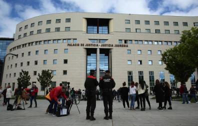 La fiscal pide que los miembros de 'La Manada' continúen en prisión
