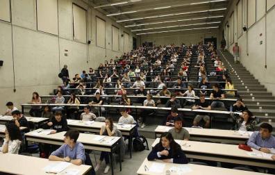 Decenas de jóvenes se examinan en el campus de la UPNA en Tudela de la prueba de acceso a la Universidad (Selectividad).