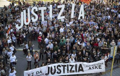 Miles de personas piden "justicia" en Pamplona para los procesados de Alsasua