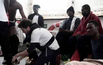 Los inmigrantes de Aquarius están "más tranquilos" mientras viajan a España