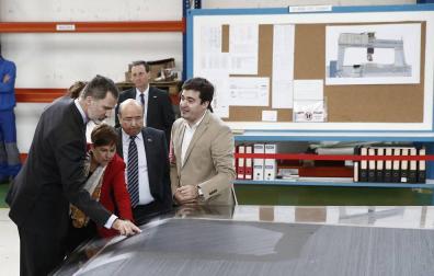 El rey Felipe VI visita las instalaciones de MTorres en Torres de Elorz