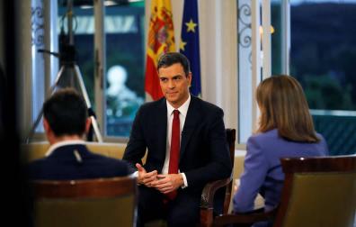 El presidente del Gobierno, Pedro Sánchez (c), acompañado por los presentadores Ana Blanco (d) y Sergio Martín, al comienzo de la entrevista que concede a TVE